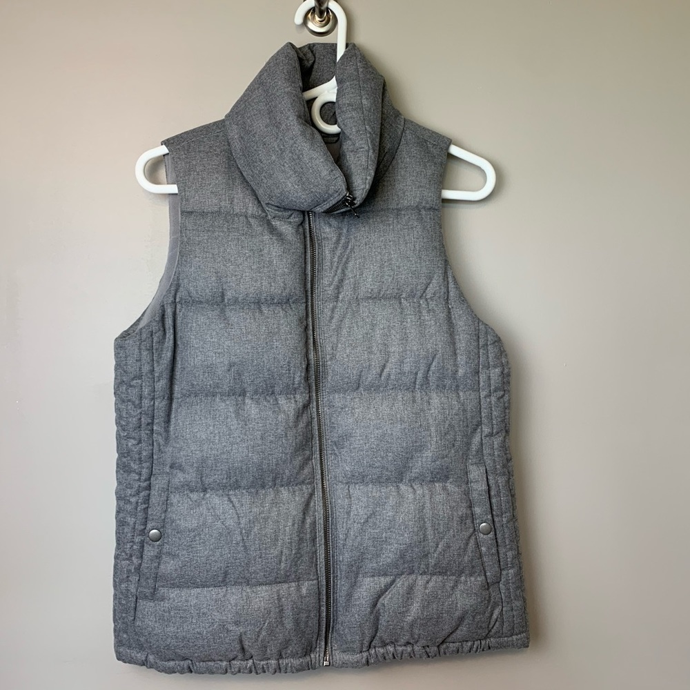 Old Navy Gray Puffer Vest Size Small High Collar Fall Wardrobe Sleeveless